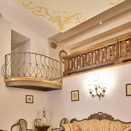 La Torre Historic Charm On The Main Corso 公寓